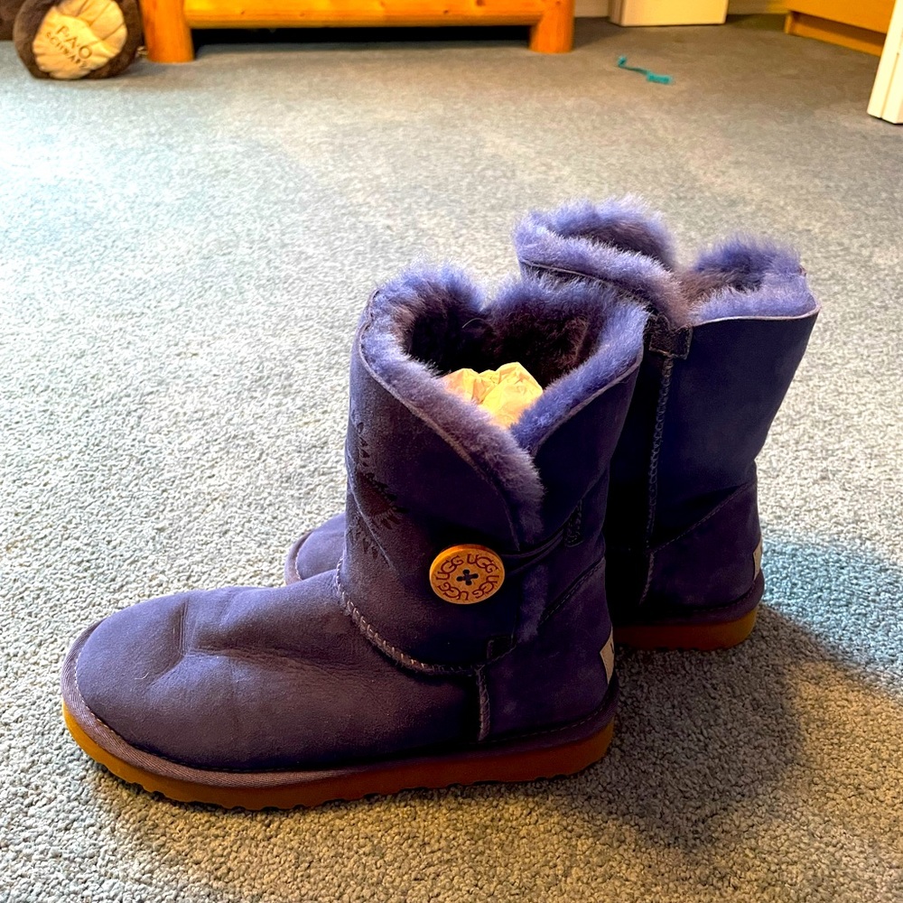 Ugg Bailey Button size 7. Navy with mandala on the front